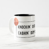 Tasse 2 Couleurs Frapper Les Pont ; Cachin' Dem Checks (Devant gauche)