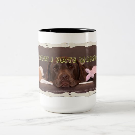 Tasse 2 Couleurs Funky Drowsy Chocolate Lab Avec Jouets Photo (Centre)