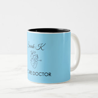 Tasse 2 Couleurs Futur docteur Nom personnalisé Étudiant en médecin
