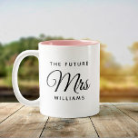 Tasse 2 Couleurs Futur moderne Mme Bride Fiançailles Script<br><div class="desc">Un beau cadeau pour l'Avenir Madame dans votre vie. Branchée,  moderne,  mignonne et élégante,  cette tasse à deux tons s'illumine tous les matins.</div>