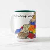 Tasse 2 Couleurs Garçon en bas âge entouré de livres. (Devant gauche)