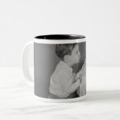 Tasse 2 Couleurs Garçon soufflant des bougies (Devant gauche)