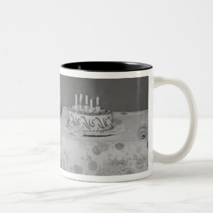 Tasse 2 Couleurs Garçon soufflant des bougies