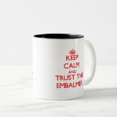 Tasse 2 Couleurs Gardez le calme et faites confiance à l'embaumeur (Devant droit)