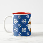 Tasse 2 Couleurs Gingerbread Man on Blue White Snowflakes (Gauche)