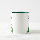 Tasse 2 Couleurs Giraffe mignonne portant un pull vert (Centre)