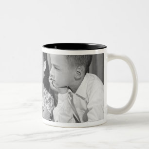 Tasse 2 Couleurs Globe de visionnement de garçon et de fille