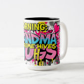 Tasse 2 Couleurs Graffiti Hugs from Grandma (Devant droit)
