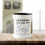 Tasse 2 Couleurs Grand-mère Vous êtes le meilleur collage photo mod<br><div class="desc">Grand-mère,  tu es la meilleure ! Collage photo moderne avec espace pour 2 photos de famille entourant typographie script tendance avec vos noms personnalisés faire pour un cadeau de conservation unique!</div>