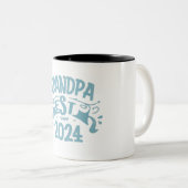Tasse 2 Couleurs grand-père est 2024, Promoted To Grandpa Est. 2024 (Devant droit)