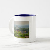 Tasse 2 Couleurs Grange d'entraîneur de Shelburne (Devant gauche)