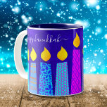 Tasse 2 Couleurs Gras Menorah bougies joyeuses Hanoukka Script sur<br><div class="desc">"Bonne Hanoukka." Voici un moyen facile de se mettre dans l’ambiance des vacances chaque matin. Ajoutez un éclat supplémentaire à votre journée chaque fois que vous vous détendez avec votre boisson préférée dans cette tasse de café Hanoukka colorée et personnalisée. Une illustration ludique et artistique de bougies bleues à la...</div>