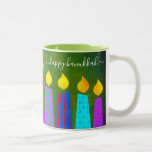 Tasse 2 Couleurs Gras Menorah bougies joyeuses Hanoukka Script vert<br><div class="desc">"Bonne Hanoukka." Voici un moyen facile de se mettre dans l’ambiance des vacances chaque matin. Ajoutez un éclat supplémentaire à votre journée chaque fois que vous vous détendez avec votre boisson préférée dans cette tasse de café Hanoukka colorée et personnalisée. Une illustration ludique et artistique de bougies bleues à la...</div>