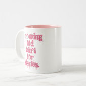 Tasse 2 Couleurs Growing Old Ain't for Sissies Lettres roses (Devant gauche)