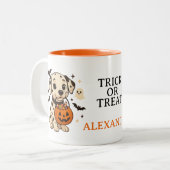 Tasse 2 Couleurs Halloween Chien Dalmatien Trick ou traitement (Devant gauche)