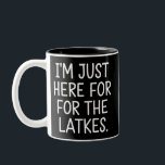 Tasse 2 Couleurs Hanoukka Je suis juste ici pour les Latkes juifs<br><div class="desc">Hanoukka Je suis juste ici pour la fête juive Latkes</div>