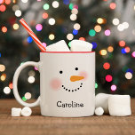 Tasse 2 Couleurs Happy Snowman visage Personnalisé Nom Fête<br><div class="desc">Cute café de vacances / cacao chaud tasse dispose d'un joyeux visage de bonhomme de neige d'hiver avec des joues chaudes roses, nez de carotte, yeux et sourire fait de charbon. Couleurs design blanc neige, noir, rose et orange. Personnalisez avec un nom ou un autre texte personnalisé. Le style de...</div>