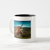 Tasse 2 Couleurs Highland Cow in the Field (Devant gauche)