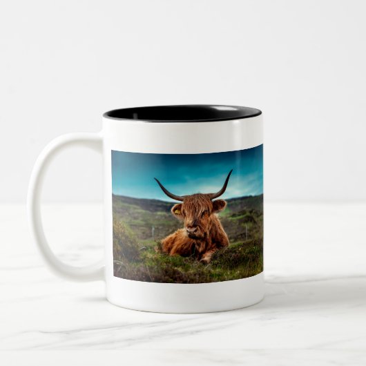 Tasse 2 Couleurs Highland Cow in the Field (Gauche)