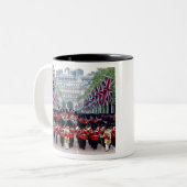 Tasse 2 Couleurs HM Queen Elizabeth Trooping de la Couleur Londres (Devant gauche)