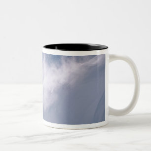 Tasse 2 Couleurs Homme sautant d'une grande corniche en snowboard