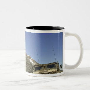 Tasse 2 Couleurs Humvee est garé au site de re-transmission