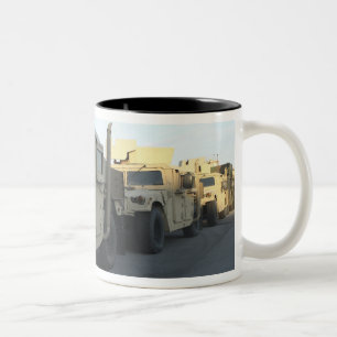 Tasse 2 Couleurs Humvees se reposent sur le pilier à la ville de