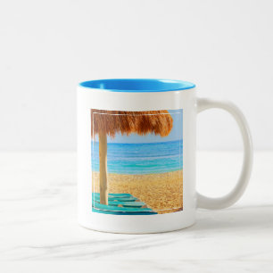 Tasse 2 Couleurs Hutte et fainéants d'herbe sur la plage