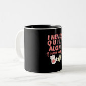 Tasse 2 Couleurs I Never Quilt Alone (Devant gauche)