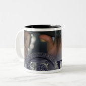 Tasse 2 Couleurs Illustration des membres d'équipage (Devant gauche)