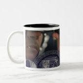 Tasse 2 Couleurs Illustration des membres d'équipage (Gauche)