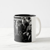 Tasse 2 Couleurs Inauthentification JFK (Devant droit)