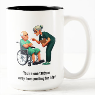 Tasse 2 Couleurs Infirmière en colère qui s'occupe d'un patient âgé