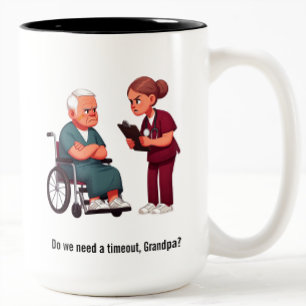 Tasse 2 Couleurs Infirmière face à un patient âgé imbu de lui-même
