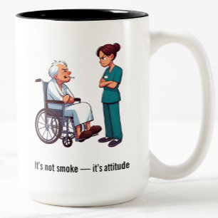 Tasse 2 Couleurs Infirmière grincheuse contre senior fumeur