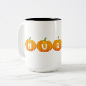Tasse 2 Couleurs Infirmière Halloween Infirmière avec Citrouille (Devant gauche)