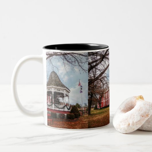 Tasse 2 Couleurs Iron County Courthouse et Gazebo (Avec donut)