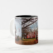 Tasse 2 Couleurs Iron County Courthouse et Gazebo (Devant gauche)