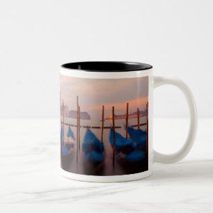 Tasse 2 Couleurs Italie, Venise. Gondoles ancrées au crépuscule.
