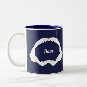 Tasse 2 Couleurs Jaws et dents de requin blanc ouvert sur bleu mari