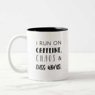 Tasse 2 Couleurs Je cours sur la caféine, le chaos & coussins mots 
