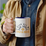 TASSE 2 COULEURS JE GARDE TOUTES MES BLAGUES DE PÈRE DANS MA BASE D<br><div class="desc">JE GARDE TOUTES MES BLAGUES DE PÈRE DANS MON DAD-DA-BASE sûr d’être le meilleur cadeau pour faire rire ton Père quand il porte ce tee humour ! Ce design fait également une idée cadeau extraordinaire pour la fête des pères,  anniversaire,  surtout pour le Proud Programmer Papa!</div>