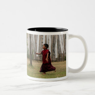 Tasse 2 Couleurs Jeune moine et drapeaux de prière