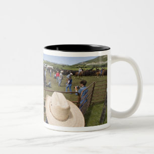 Tasse 2 Couleurs Jeunes garçons au ranch Hughes en 2007