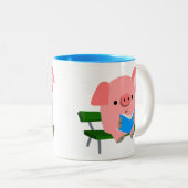 Tasse 2 Couleurs Jolie lecture de cochon de dessin sur un banc (Devant droit)