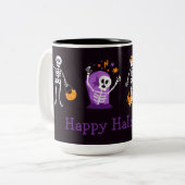 Tasse 2 Couleurs Joyeux Skeletons d'Halloween (Devant gauche)