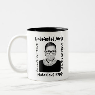 Tasse 2 Couleurs Juge invaincu RBG notoire