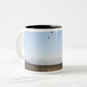 Tasse 2 Couleurs Jumeaux de parachute libre (Devant gauche)