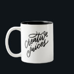 Tasse 2 Couleurs Jus créatifs<br><div class="desc">Il faut que ces jus créatifs coulent le matin ! Cette tasse amusante et poêlée dit "jus créatifs" en grand type sur un côté et "boire pour inspo" en petit type sur l'autre.</div>