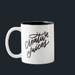 Tasse 2 Couleurs Jus créatifs<br><div class="desc">Il faut que ces jus créatifs coulent le matin ! Cette tasse amusante et poêlée dit "jus créatifs" en grand type sur un côté et "boire pour inspo" en petit type sur l'autre.</div>